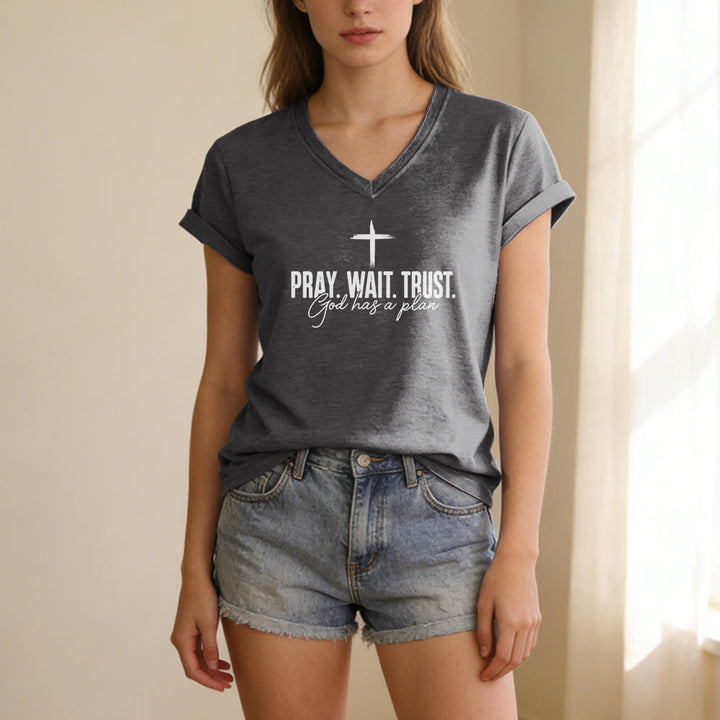 Christianartworkshop T-shirt décontracté à col en V avec imprimé croix : Priez, attendez, ayez confiance, Dieu a un plan - image 21