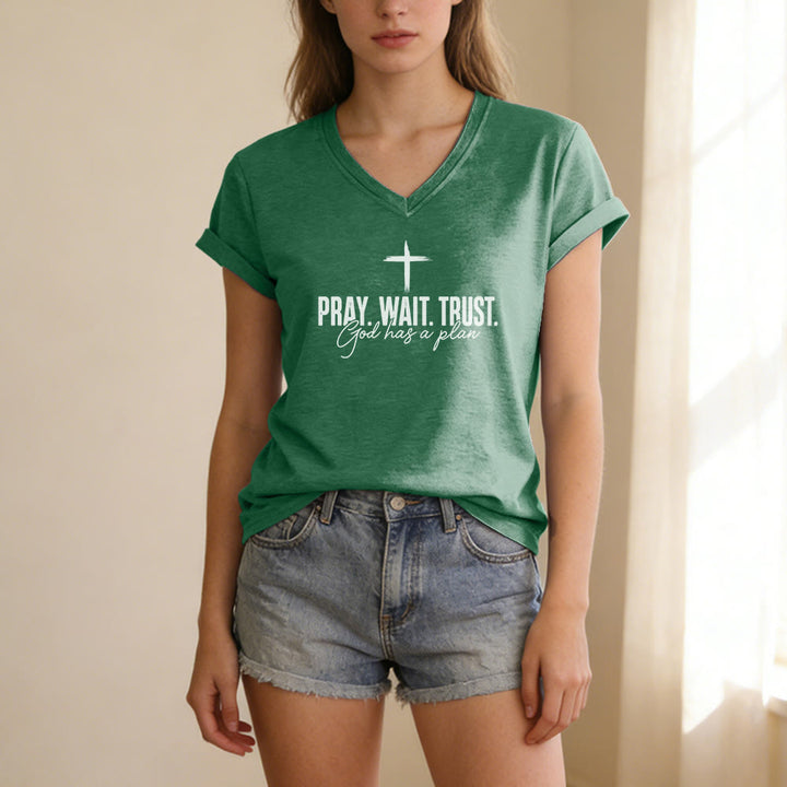 Christianartworkshop T-shirt décontracté à col en V avec imprimé croix : Priez, attendez, ayez confiance, Dieu a un plan - image 15