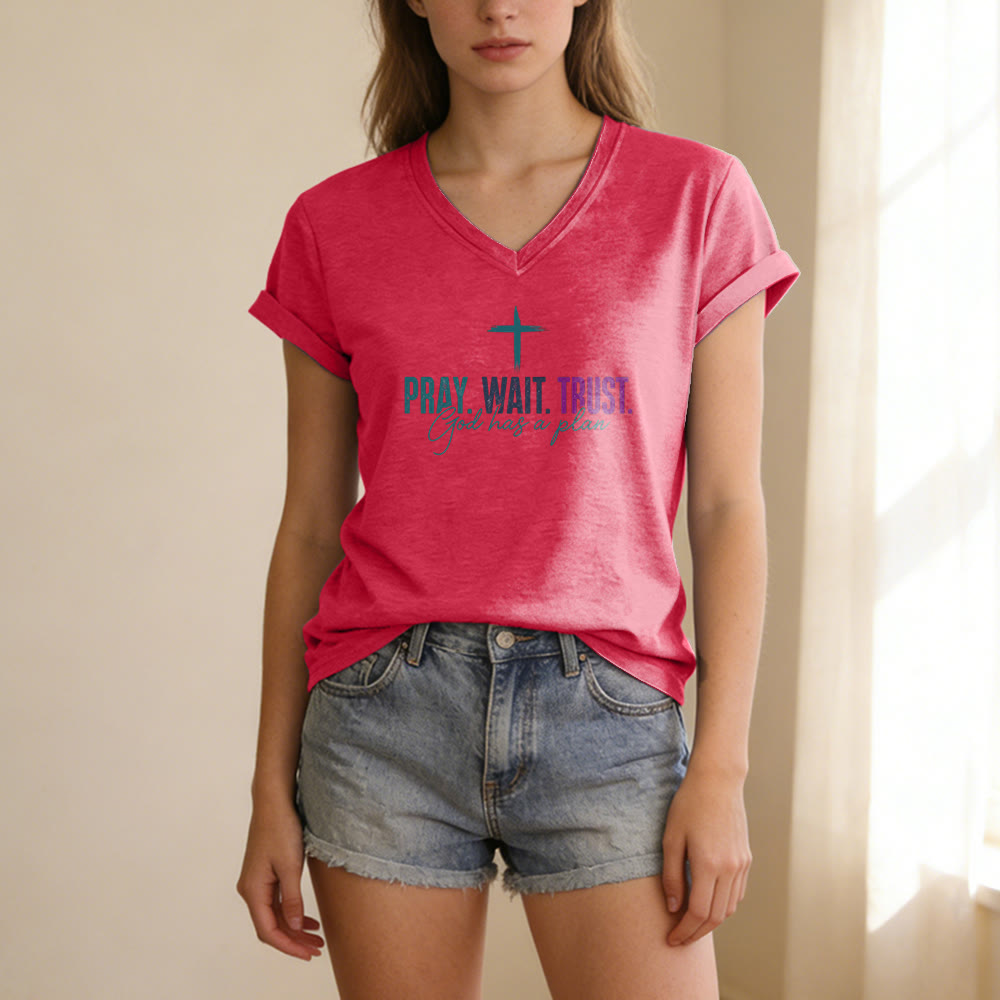 Christianartworkshop T-shirt décontracté à col en V avec imprimé croix : Priez, attendez, ayez confiance, Dieu a un plan - image 23