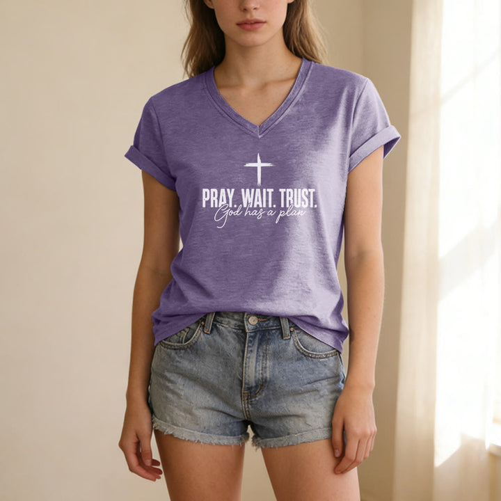 Christianartworkshop T-shirt décontracté à col en V avec imprimé croix : Priez, attendez, ayez confiance, Dieu a un plan - image 17