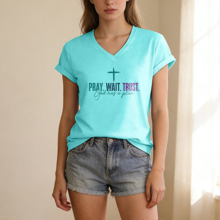 Christianartworkshop T-shirt décontracté à col en V avec imprimé croix : Priez, attendez, ayez confiance, Dieu a un plan - image 9