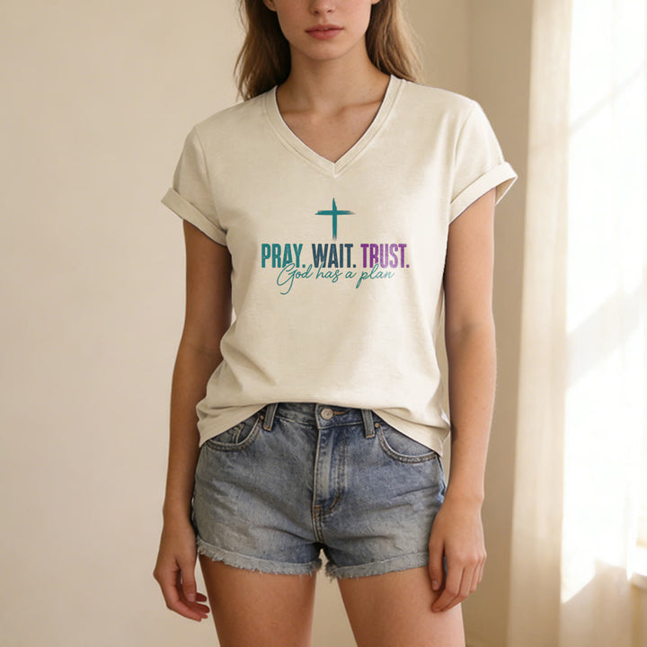 Christianartworkshop T-shirt décontracté à col en V avec imprimé croix : Priez, attendez, ayez confiance, Dieu a un plan - image 3