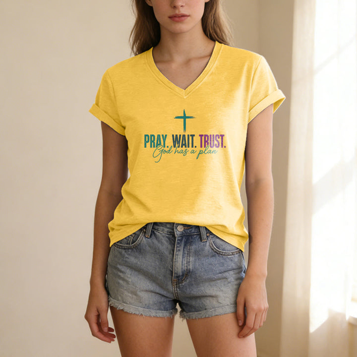 Christianartworkshop T-shirt décontracté à col en V avec imprimé croix : Priez, attendez, ayez confiance, Dieu a un plan - image 5