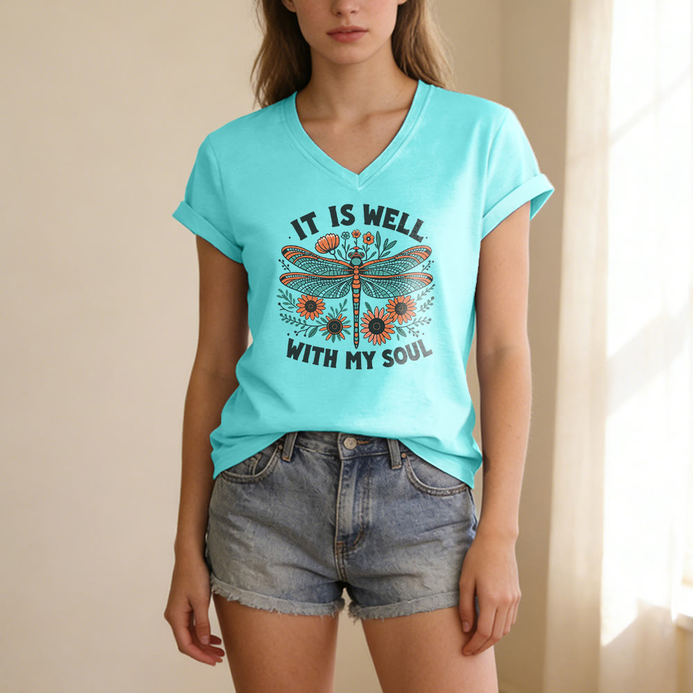 Christianartworkshop T-shirt décontracté à col en V avec imprimé floral libellule « Tout va bien pour moi » - image 1