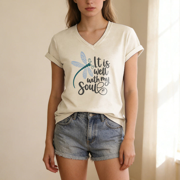 Christianartworkshop T-shirt décontracté à col en V avec imprimé calligraphie libellule « Tout va bien pour moi » - image 3