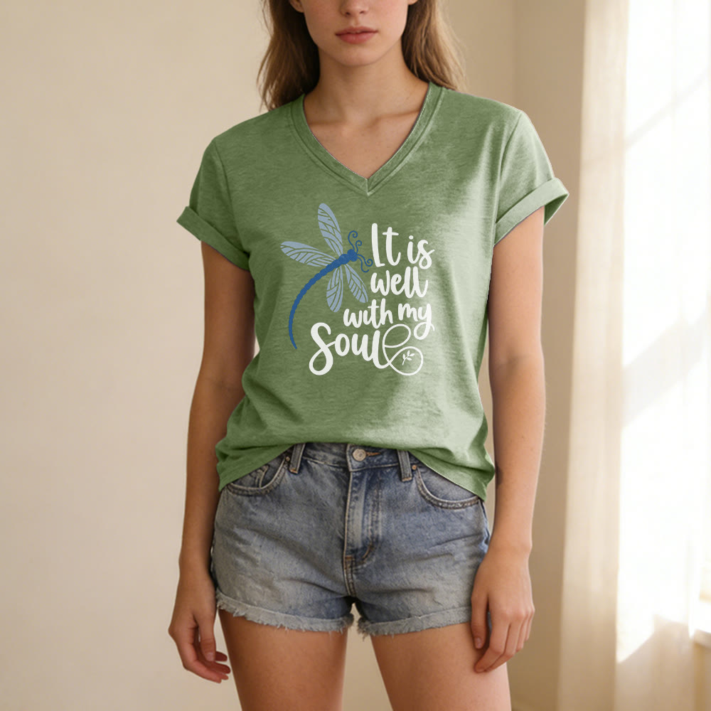 Christianartworkshop T-shirt décontracté à col en V avec imprimé calligraphie libellule « Tout va bien pour moi » - image 5