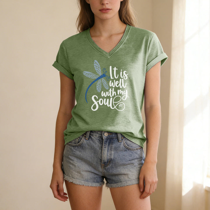 Christianartworkshop T-shirt décontracté à col en V avec imprimé calligraphie libellule « Tout va bien pour moi » - image 5