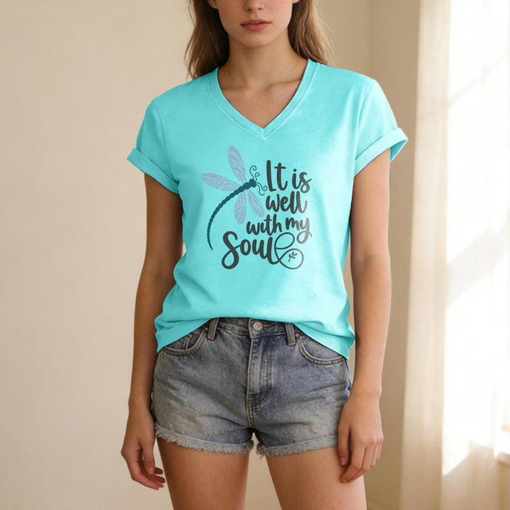 Christianartworkshop T-shirt décontracté à col en V avec imprimé calligraphie libellule « Tout va bien pour moi » - image 9