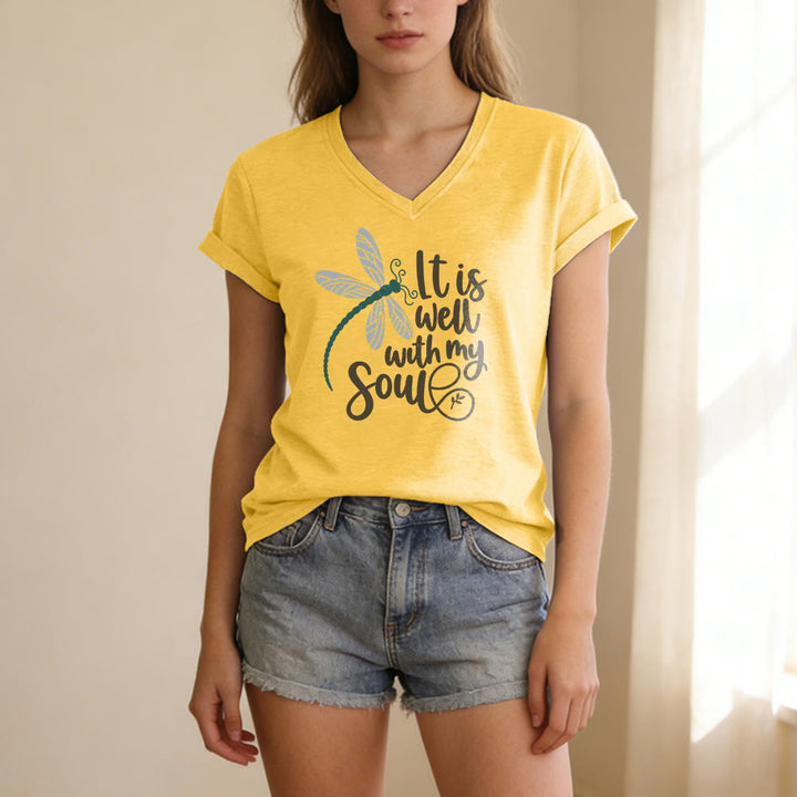 Christianartworkshop T-shirt décontracté à col en V avec imprimé calligraphie libellule « Tout va bien pour moi » - image 1