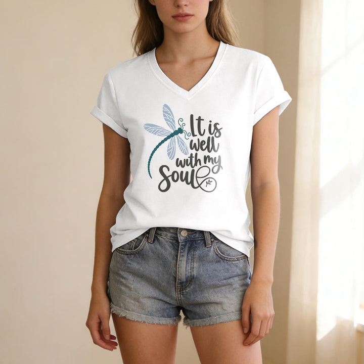 Christianartworkshop T-shirt décontracté à col en V avec imprimé calligraphie libellule « Tout va bien pour moi » - image 7
