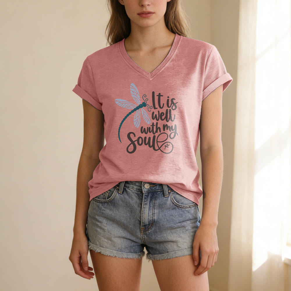 Christianartworkshop T-shirt décontracté à col en V avec imprimé calligraphie libellule « Tout va bien pour moi » - image 11