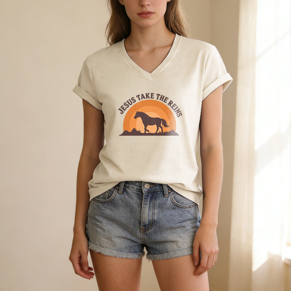 Christianartworkshop T-shirt décontracté à col en V avec imprimé cheval coucher de soleil « Jésus prend les rênes » - image 3