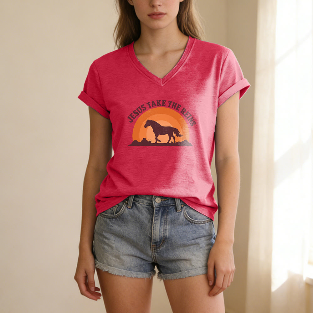 Christianartworkshop T-shirt décontracté à col en V avec imprimé cheval coucher de soleil « Jésus prend les rênes » - image 1