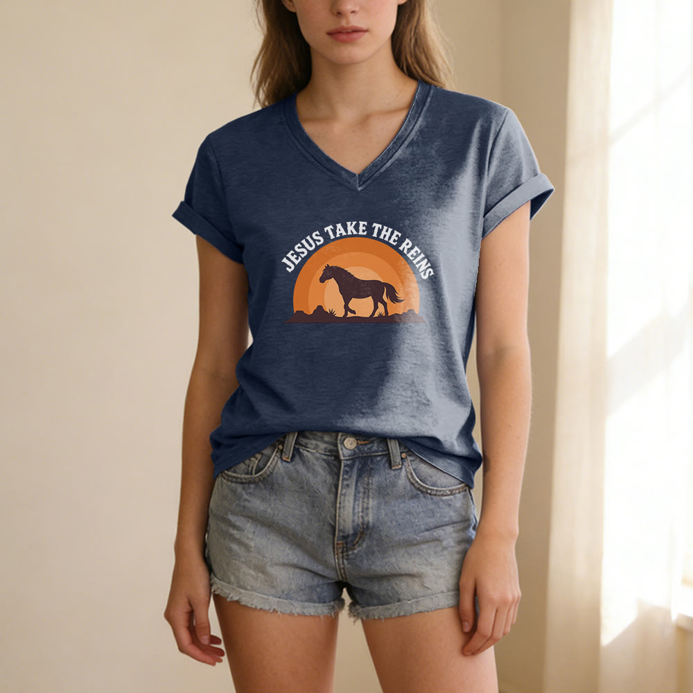 Christianartworkshop T-shirt décontracté à col en V avec imprimé cheval coucher de soleil « Jésus prend les rênes » - image 21