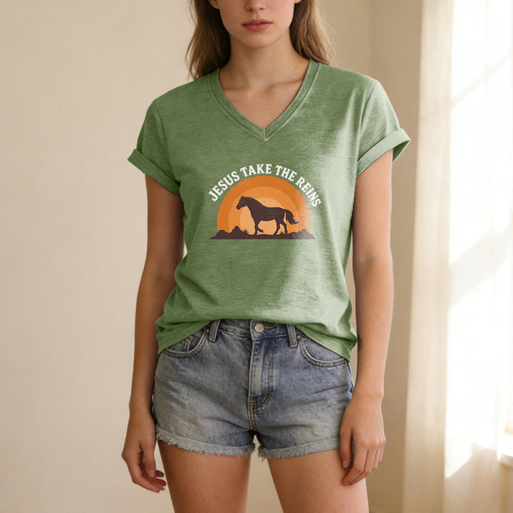 Christianartworkshop T-shirt décontracté à col en V avec imprimé cheval coucher de soleil « Jésus prend les rênes » - image 7