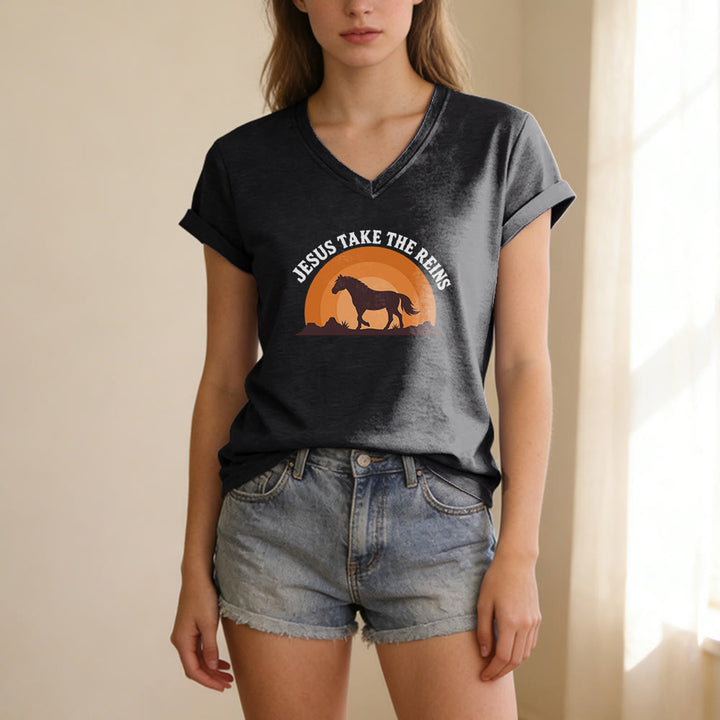 Christianartworkshop T-shirt décontracté à col en V avec imprimé cheval coucher de soleil « Jésus prend les rênes » - image 15