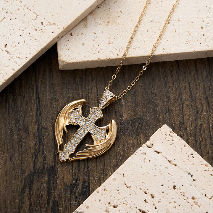 Christianartworkshop Collier pendentif croix ailes d'ange dorées orné de pierres de zircon : symbole de protection divine - image 4