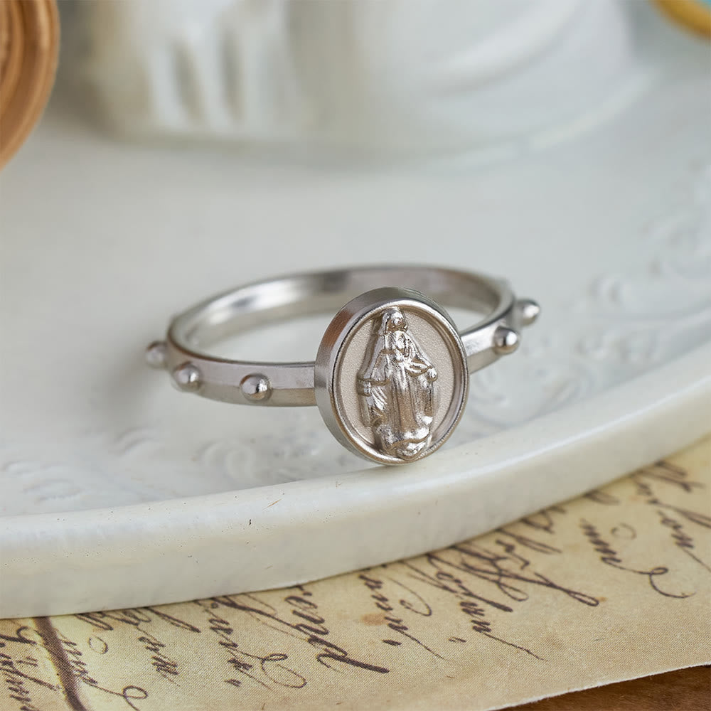 Bague chapelet Notre-Dame de Grâce avec médaillon marial, un symbole de dévotion, par Christianartworkshop - image 3