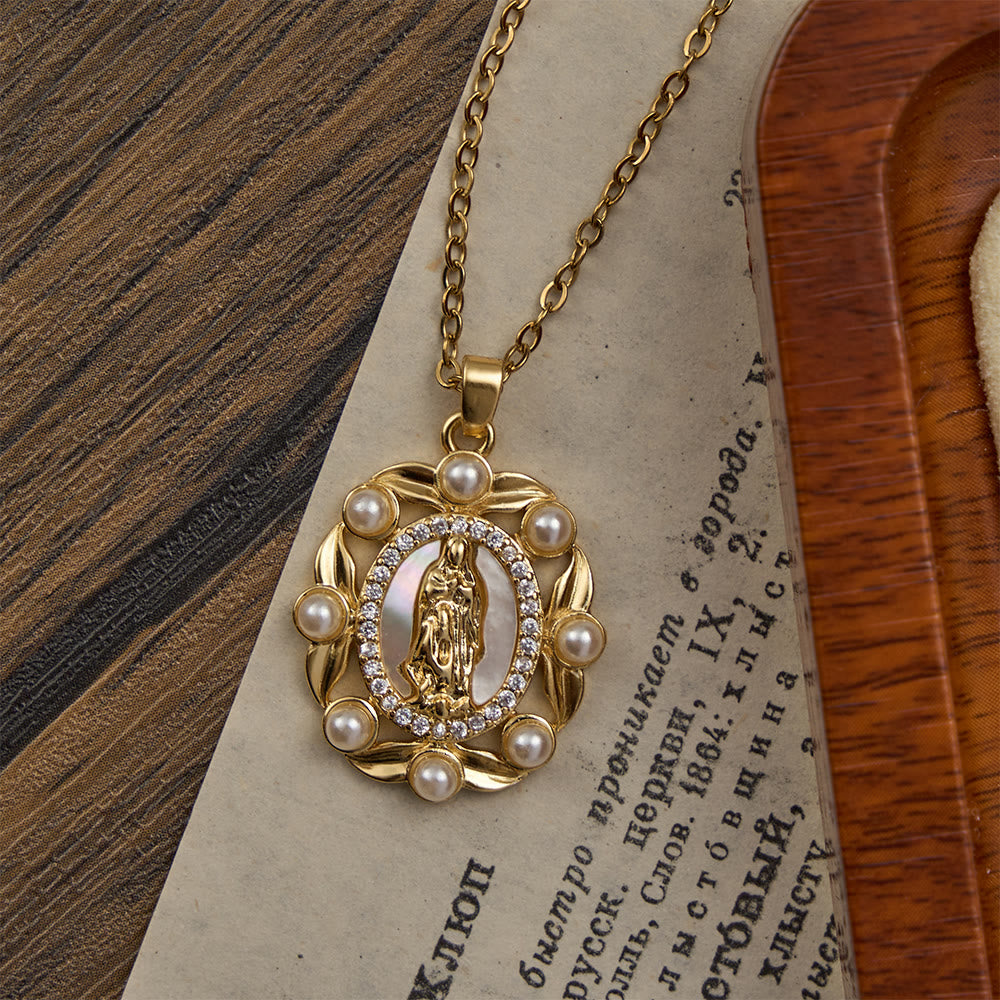 Christianartworkshop Collier pendentif vintage Notre-Dame avec nacre et perles blanches : un symbole de la grâce mariale - image 1