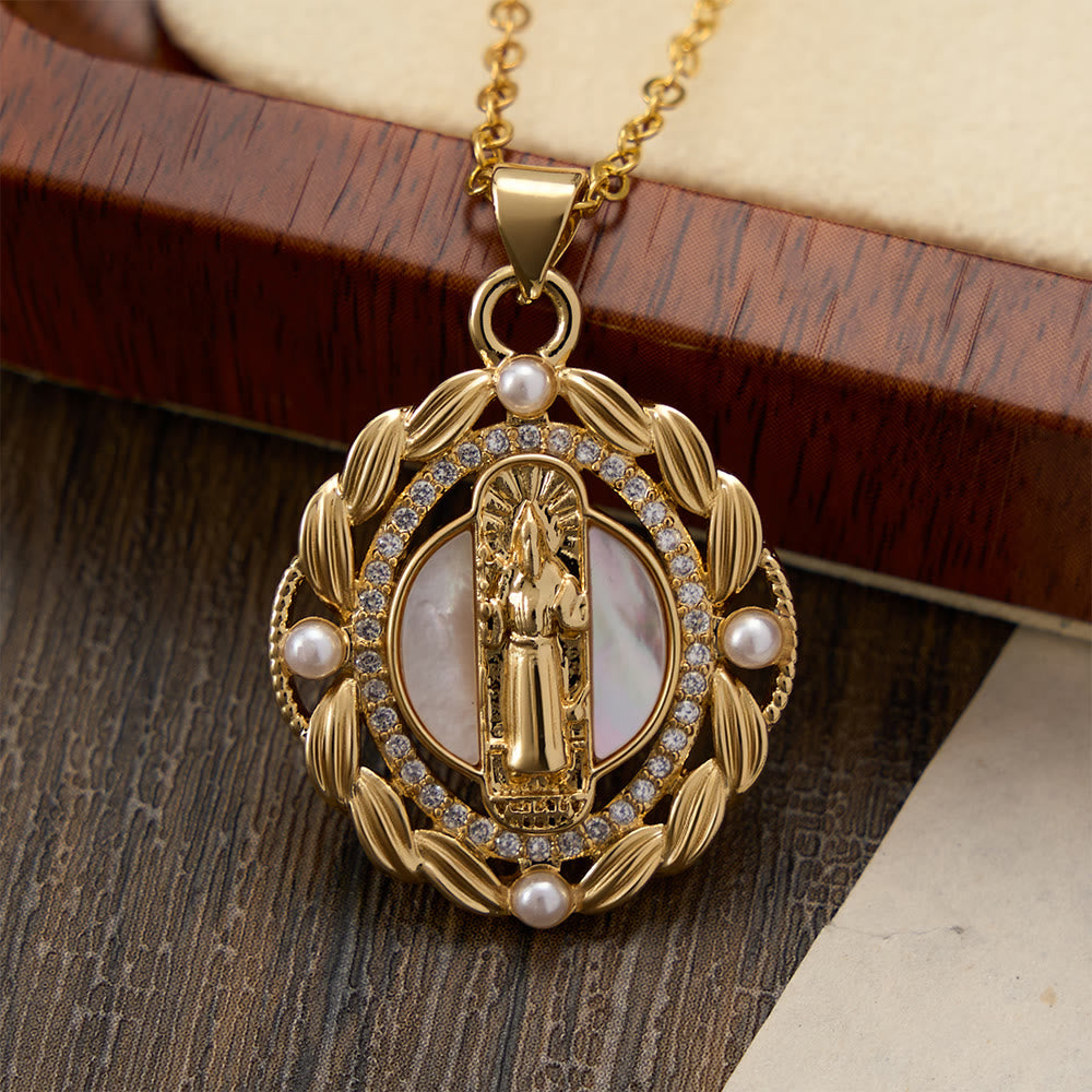 Christianartworkshop Collier pendentif élégant représentant la Vierge Marie, orné de cristaux étincelants et de perles blanches. - image 1