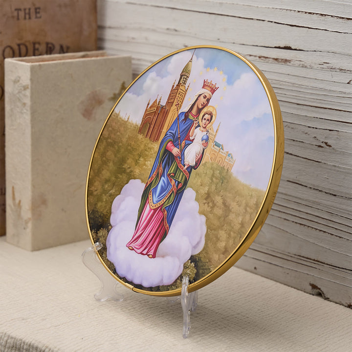 Christianartworkshop Ornement de bureau Vierge à l'Enfant avec fond cathédrale et bordure dorée : un symbole de la grâce mariale - image 3