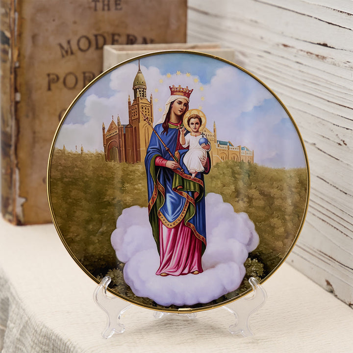 Christianartworkshop Ornement de bureau Vierge à l'Enfant avec fond cathédrale et bordure dorée : un symbole de la grâce mariale - Vierge à l'Enfant - image 0