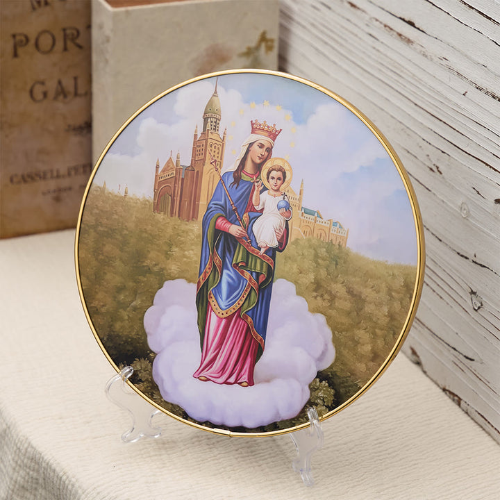 Christianartworkshop Ornement de bureau Vierge à l'Enfant avec fond cathédrale et bordure dorée : un symbole de la grâce mariale - image 2