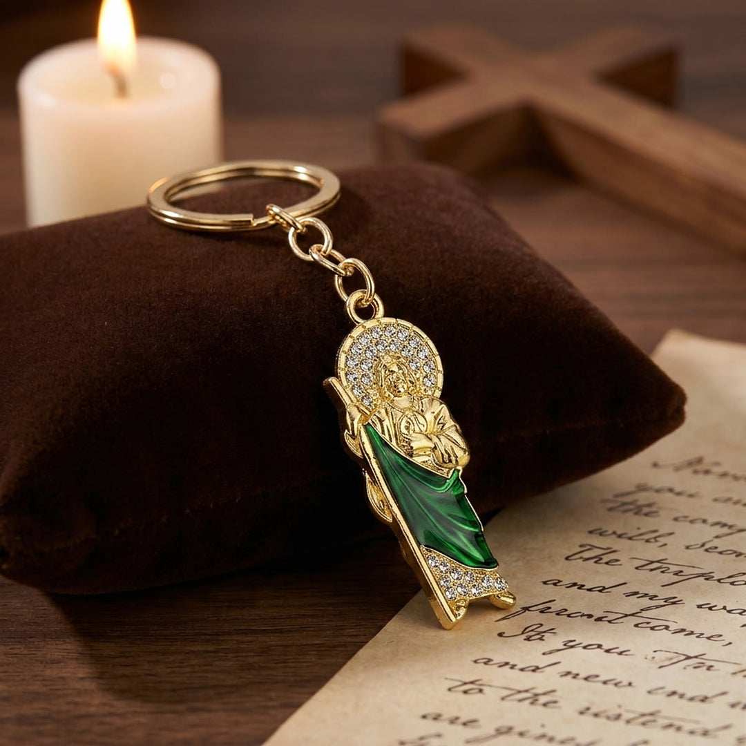 Christianartworkshop Porte-clés Saint Jude bicolore avec émail vert et détails en zircon : un rappel de la foi sacrée - Doré - image 0