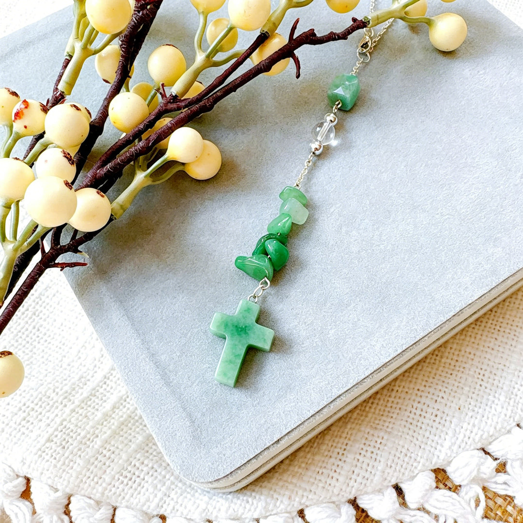 Christianartworkshop Ornement de voiture en pierre naturelle finement travaillée, orné d'éclats de cristal et d'un pendentif en forme de croix : un précieux souvenir de foi - image 4