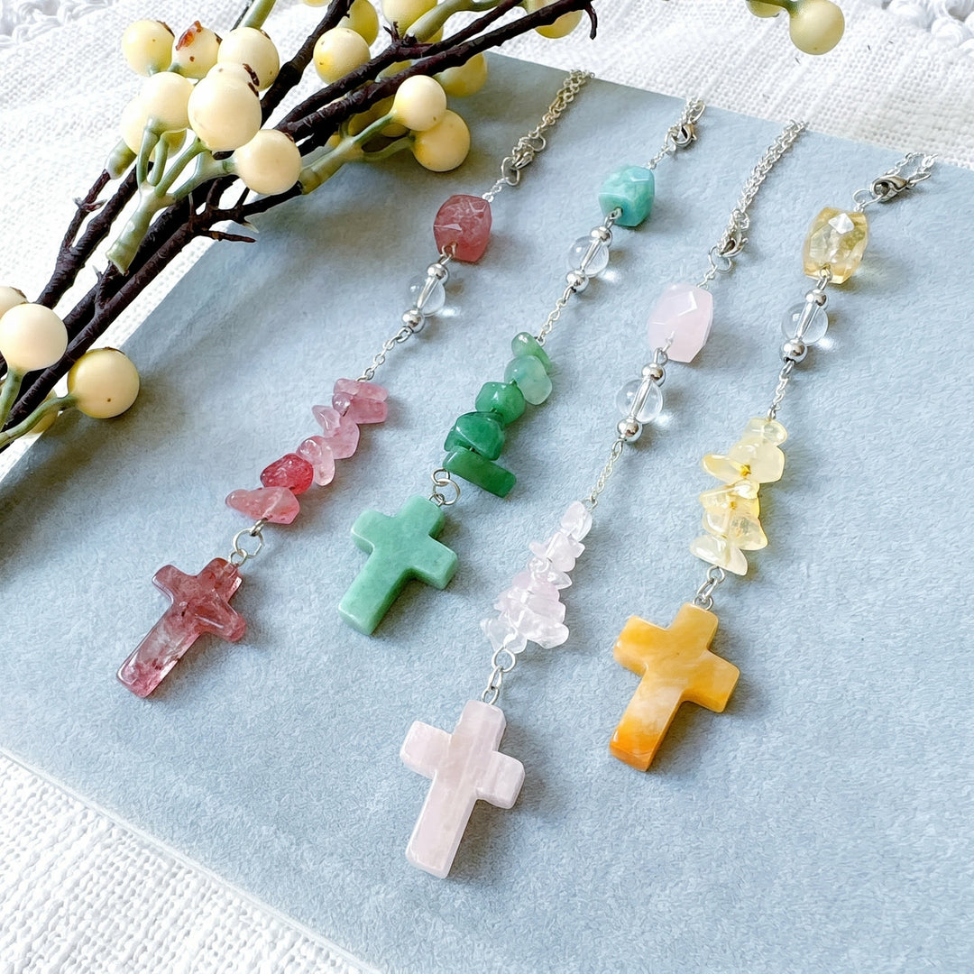 Christianartworkshop Ornement de voiture en pierre naturelle finement travaillée, orné d'éclats de cristal et d'un pendentif en forme de croix : un précieux souvenir de foi - image 1