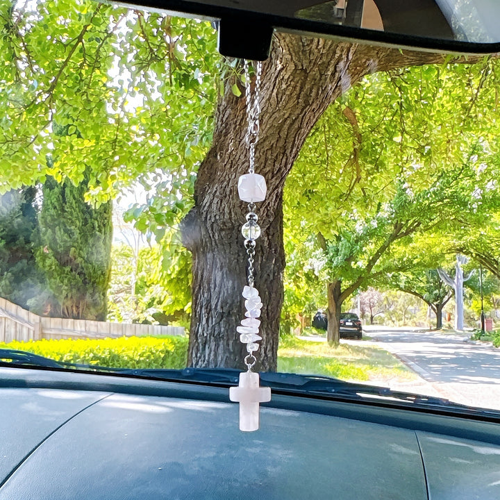 Christianartworkshop Ornement de voiture en pierre naturelle finement travaillée, orné d'éclats de cristal et d'un pendentif en forme de croix : un précieux souvenir de foi - Cristal rose - image 5
