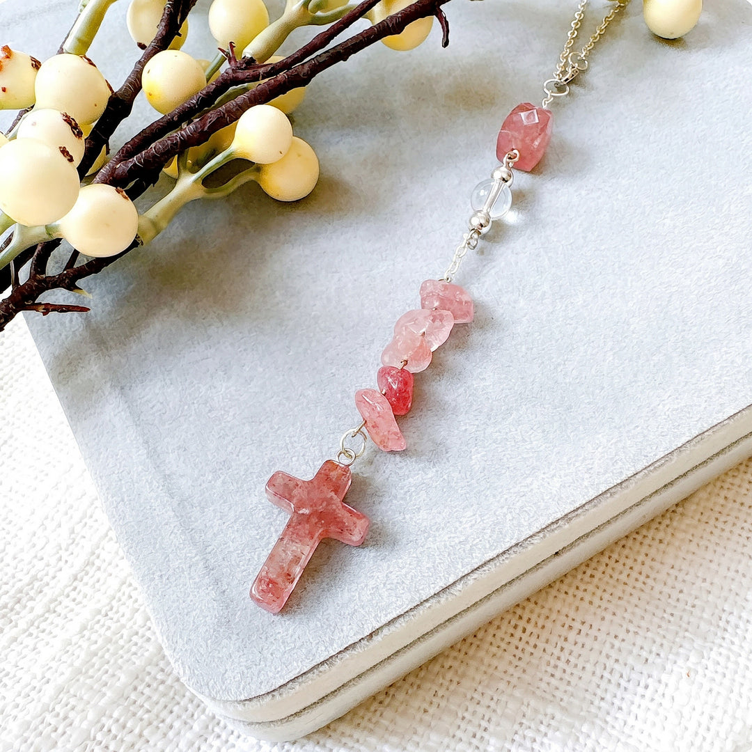 Christianartworkshop Ornement de voiture en pierre naturelle finement travaillée, orné d'éclats de cristal et d'un pendentif en forme de croix : un précieux souvenir de foi - image 2