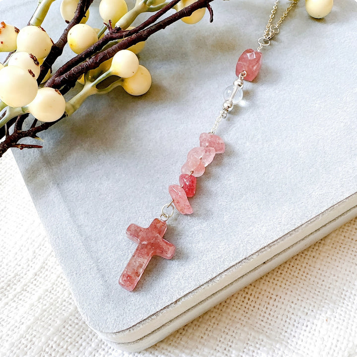 Christianartworkshop Ornement de voiture en pierre naturelle finement travaillée, orné d'éclats de cristal et d'un pendentif en forme de croix : un précieux souvenir de foi - image 2