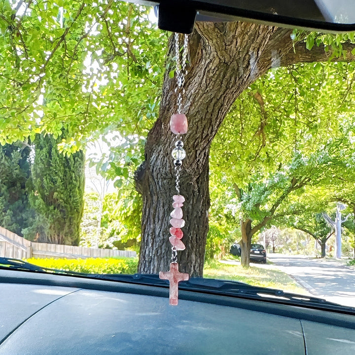 Christianartworkshop Ornement de voiture en pierre naturelle finement travaillée, orné d'éclats de cristal et d'un pendentif en forme de croix : un précieux souvenir de foi - Quartz fraise - image 0