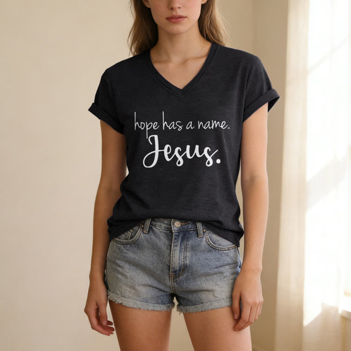T-shirt à col en V imprimé « L'espoir a un nom » de Jésus , Christianartworkshop - image 3