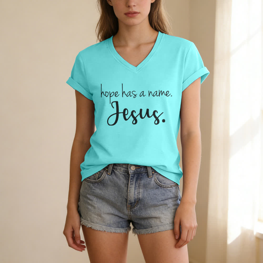 T-shirt à col en V imprimé « L'espoir a un nom » de Jésus , Christianartworkshop - image 1