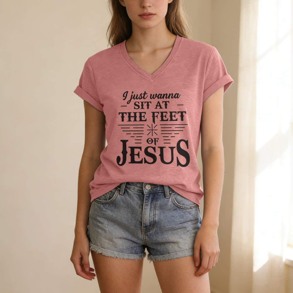 T-shirt à col en V imprimé « Je veux juste m'asseoir aux pieds de Jésus » de Christianartworkshop - image 19