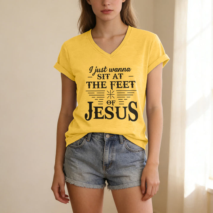 T-shirt à col en V imprimé « Je veux juste m'asseoir aux pieds de Jésus » de Christianartworkshop - image 11