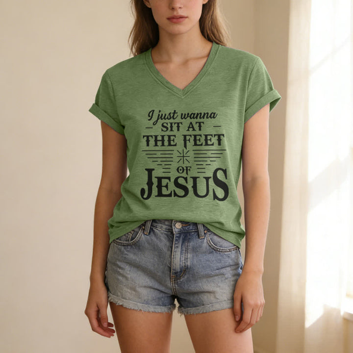 T-shirt à col en V imprimé « Je veux juste m'asseoir aux pieds de Jésus » de Christianartworkshop - image 13