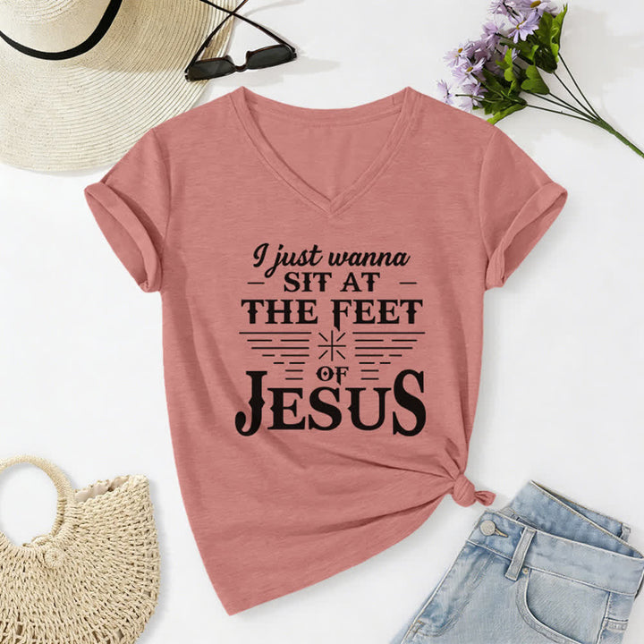 T-shirt à col en V imprimé « Je veux juste m'asseoir aux pieds de Jésus » de Christianartworkshop - Rose clair - 2XL - image 18