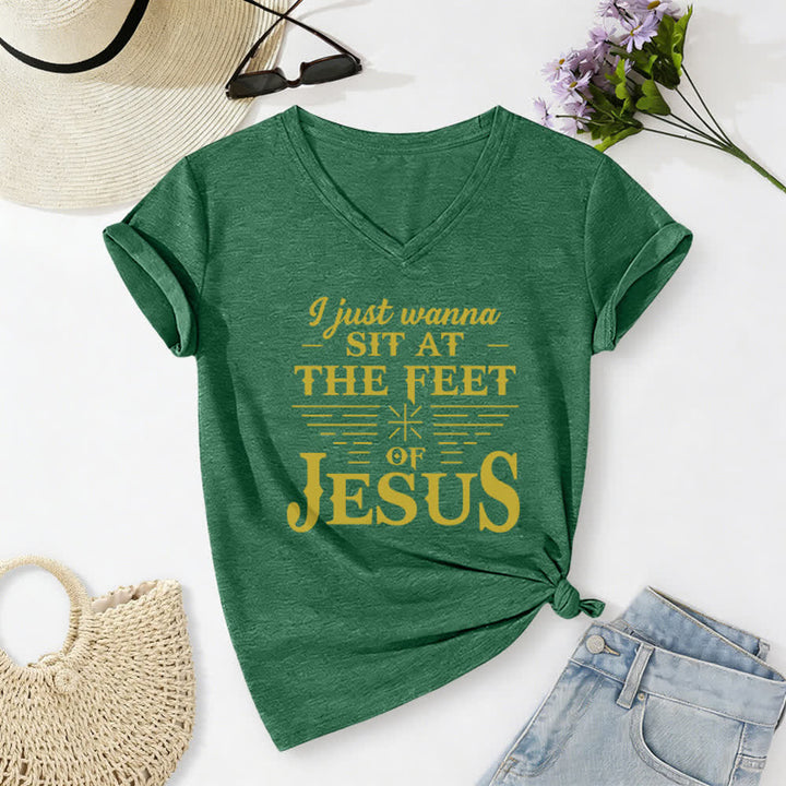 T-shirt à col en V imprimé « Je veux juste m'asseoir aux pieds de Jésus » de Christianartworkshop - Vert foncé - 2XL - image 14