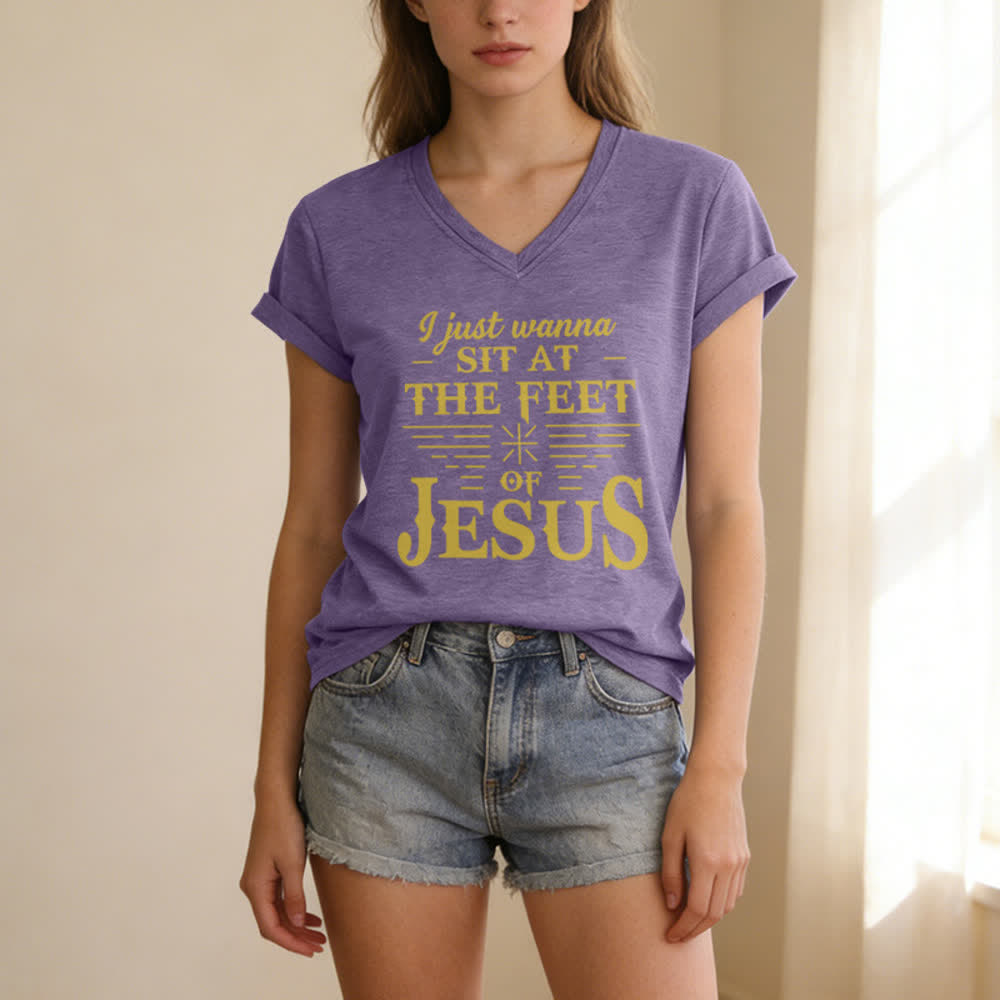 T-shirt à col en V imprimé « Je veux juste m'asseoir aux pieds de Jésus » de Christianartworkshop - image 25
