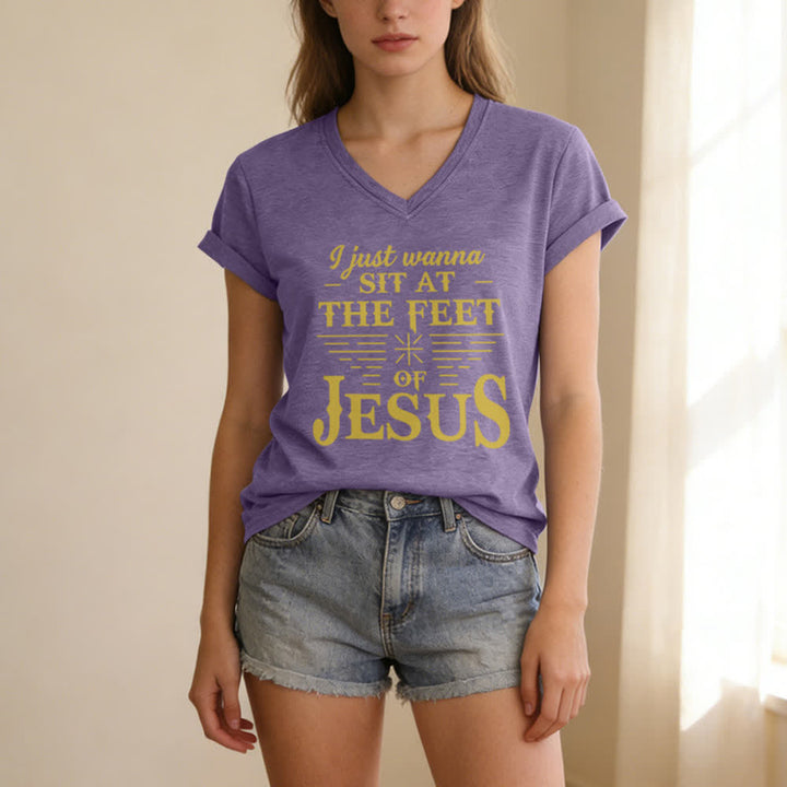 T-shirt à col en V imprimé « Je veux juste m'asseoir aux pieds de Jésus » de Christianartworkshop - image 25
