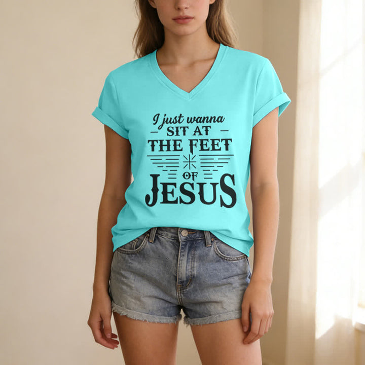 T-shirt à col en V imprimé « Je veux juste m'asseoir aux pieds de Jésus » de Christianartworkshop - image 17