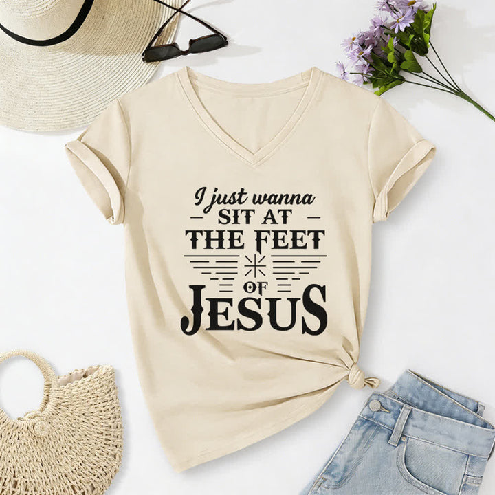 T-shirt à col en V imprimé « Je veux juste m'asseoir aux pieds de Jésus » de Christianartworkshop - Beige - 2XL - image 8