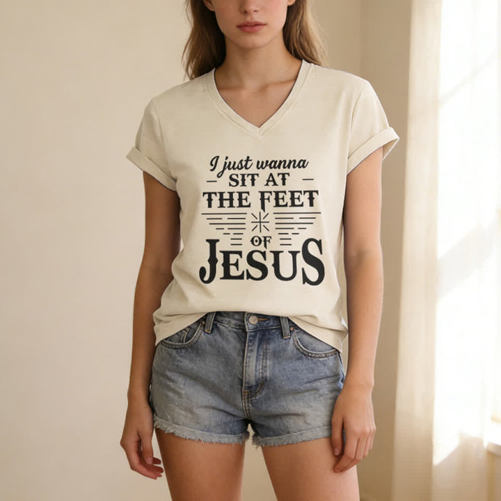 T-shirt à col en V imprimé « Je veux juste m'asseoir aux pieds de Jésus » de Christianartworkshop - image 9