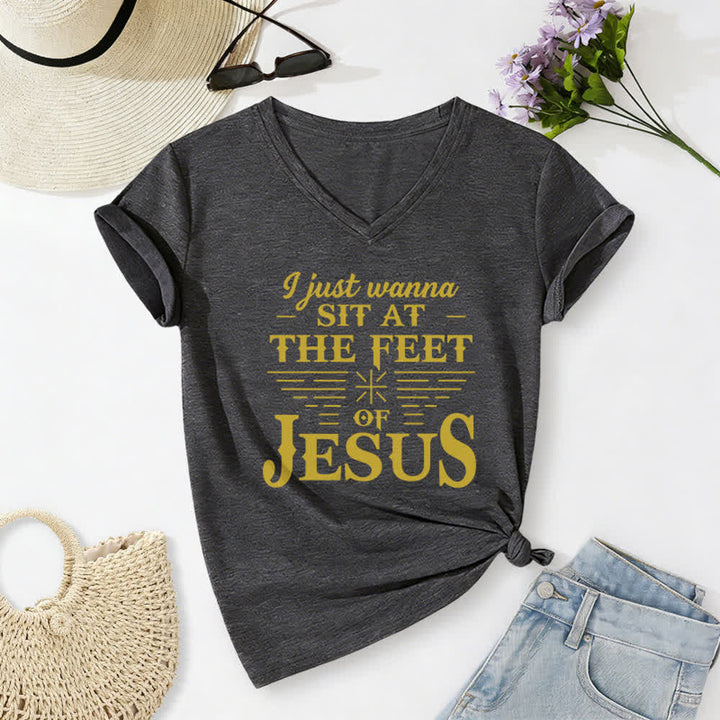 T-shirt à col en V imprimé « Je veux juste m'asseoir aux pieds de Jésus » de Christianartworkshop - Gris foncé - 2XL - image 6