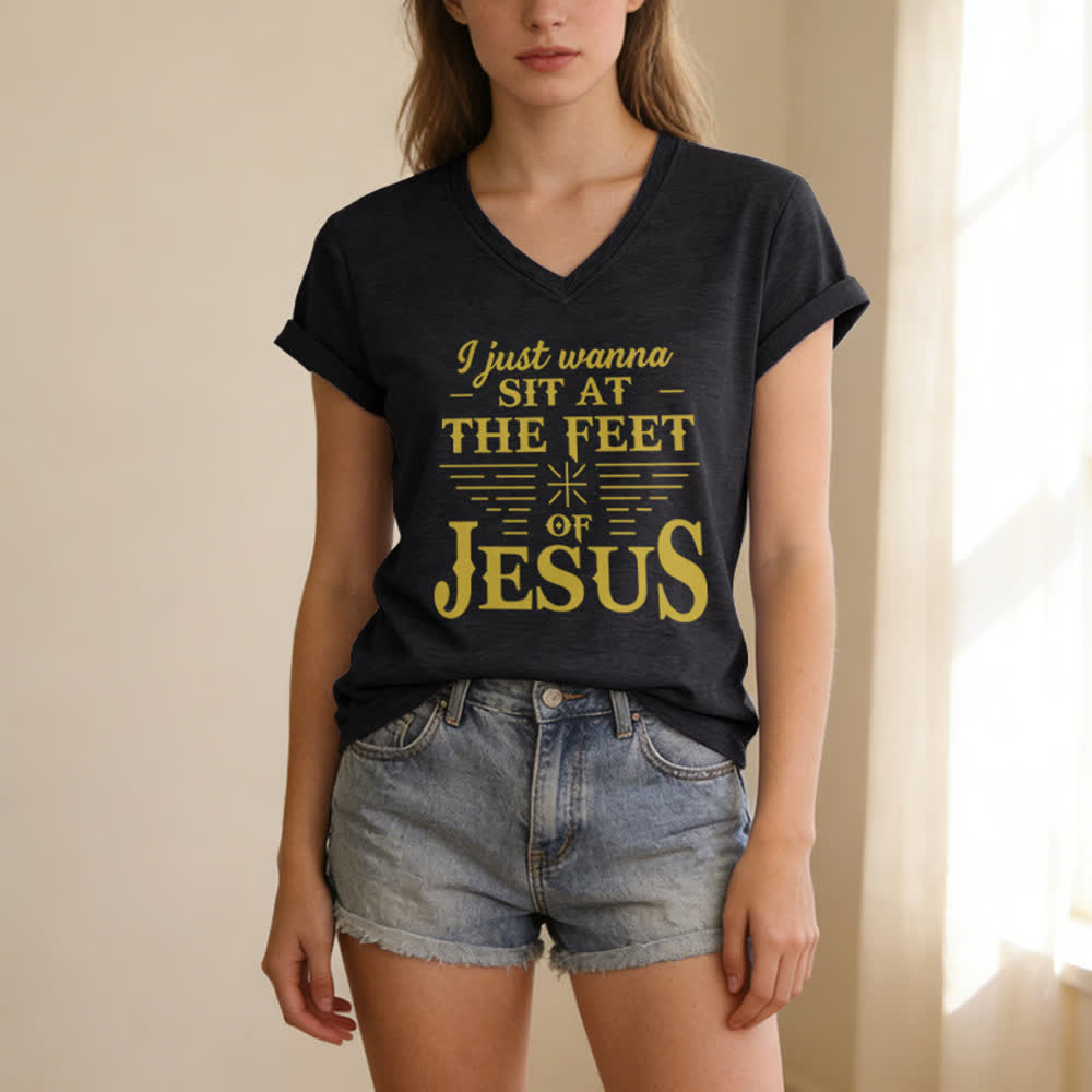 T-shirt à col en V imprimé « Je veux juste m'asseoir aux pieds de Jésus » de Christianartworkshop - image 3