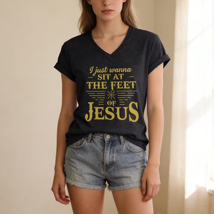 T-shirt à col en V imprimé « Je veux juste m'asseoir aux pieds de Jésus » de Christianartworkshop - image 3