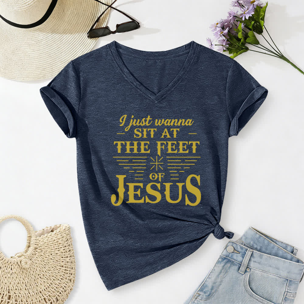 T-shirt à col en V imprimé « Je veux juste m'asseoir aux pieds de Jésus » de Christianartworkshop - Bleu marine - 2XL - image 0